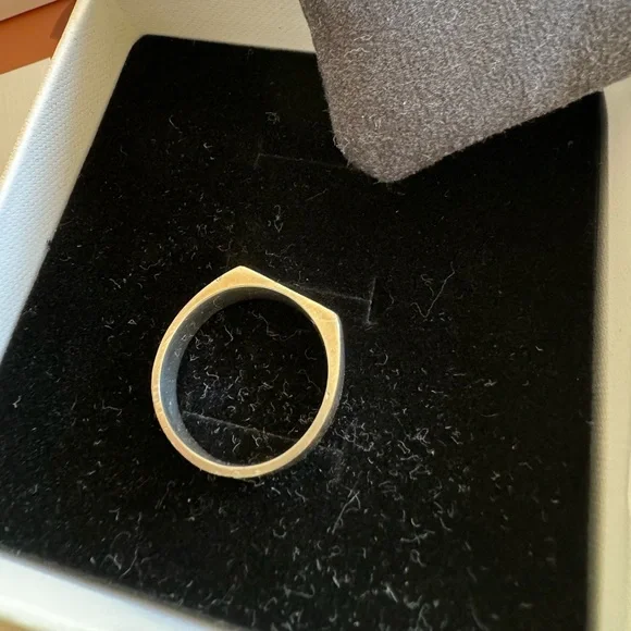 SOLD - Mejuri Rectangular Signet Ring - Picture 3 of 13